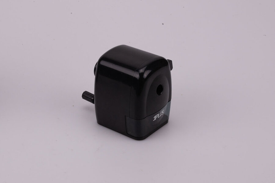 Taille-crayon noir à l'ancienne avec un tiroir pour récupérer les tailles