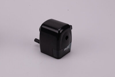 Taille-crayon noir à l'ancienne avec un tiroir pour récupérer les tailles