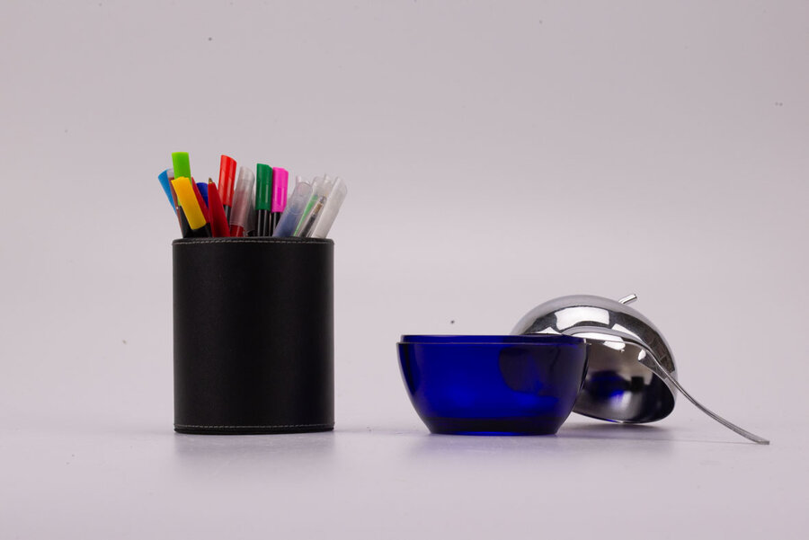 Un charmant sucrier en verre opaque avec son couvercle en métal argenté.