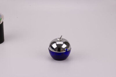 Un charmant sucrier en verre opaque avec son couvercle en métal argenté.