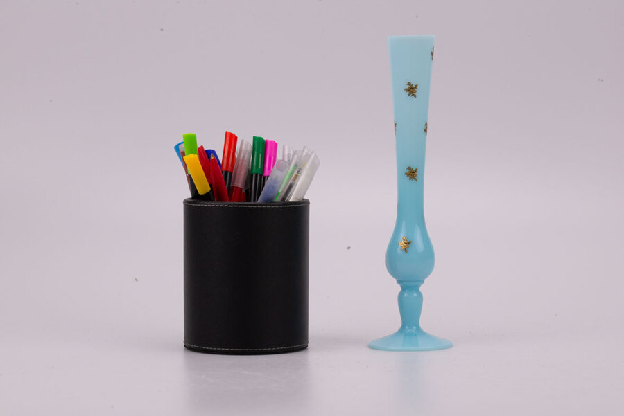 Ce délicat soliflore offre une teinte bleue opaline éclatante et présente de petits motifs fleuris dorés. 