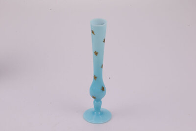 Ce délicat soliflore offre une teinte bleue opaline éclatante et présente de petits motifs fleuris dorés. 