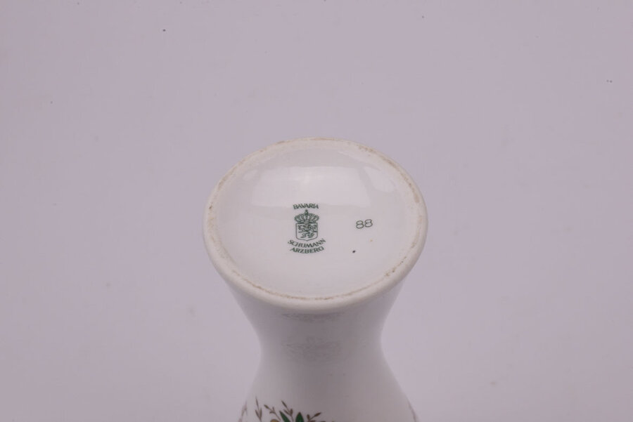 Coupe en porcelaine de la manufacture d'Arzberg en Bavière avec un fin liseré doré