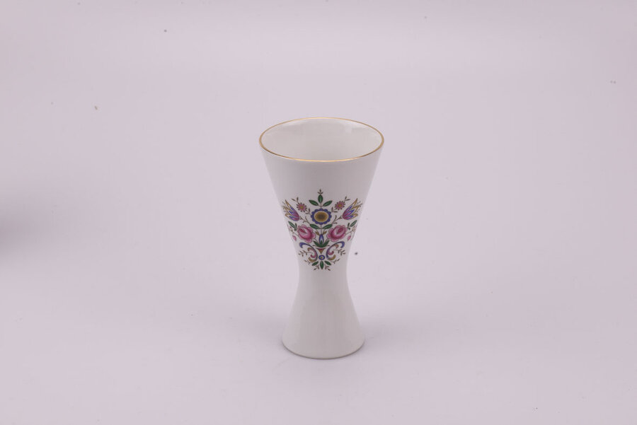 Coupe en porcelaine de la manufacture d'Arzberg en Bavière avec un fin liseré doré