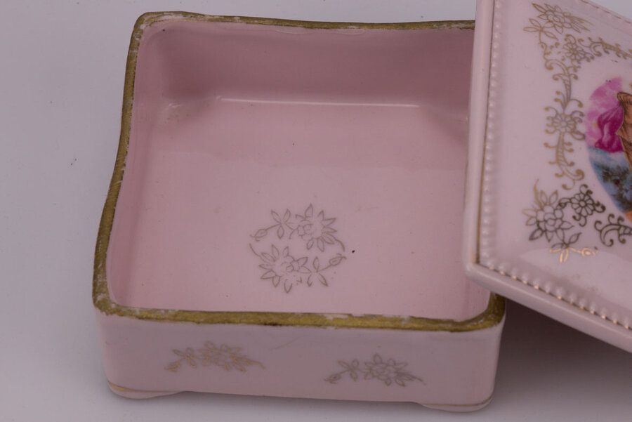 Bonbonnière en porcelaine rose, une pièce délicate et charmante pour compléter votre décoration intérieur