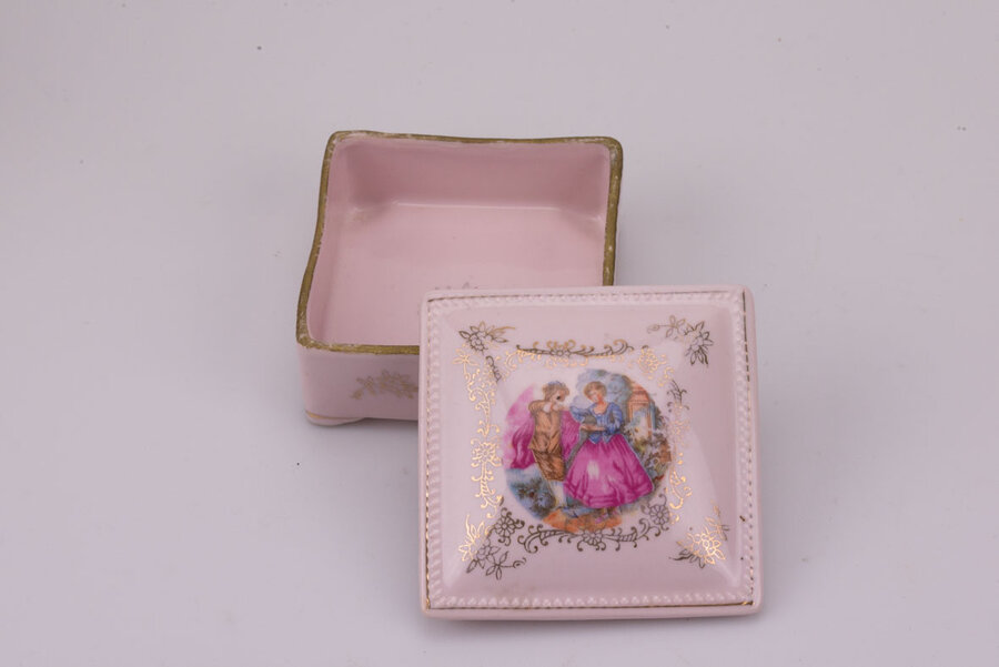 Boite à bijoux ancienne en porcelaine