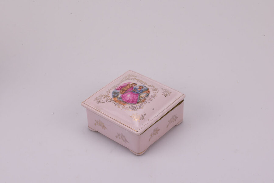 Boite à bijoux en porcelaine rose, une pièce délicate et charmante pour compléter votre décoration intérieur