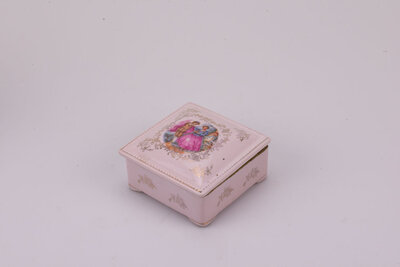 Boite à bijoux en porcelaine rose, une pièce délicate et charmante pour compléter votre décoration intérieur