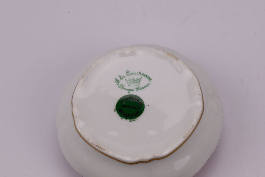 Une ravissante bonbonnière en porcelaine rose, une pièce délicate et charmante pour compléter votre décoration intérieur