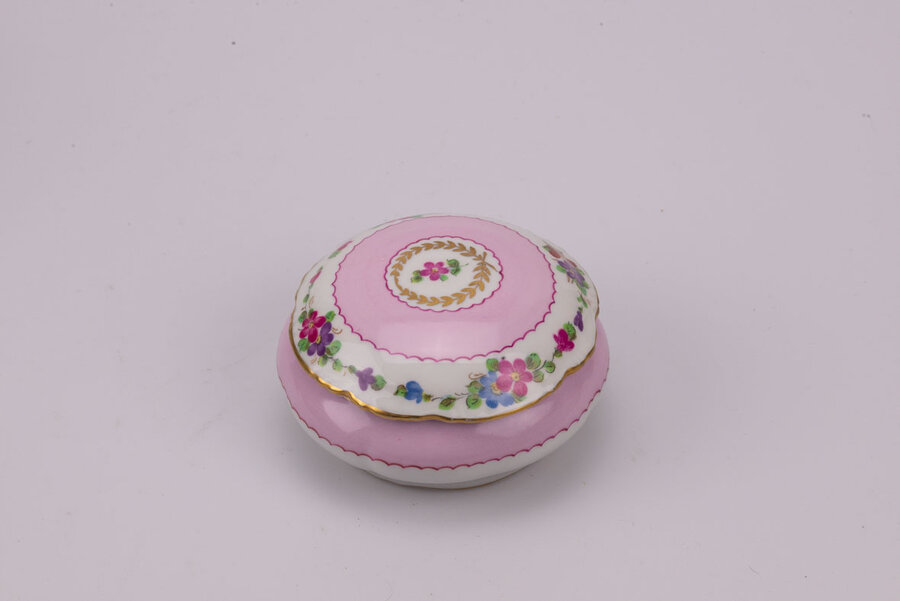 Une ravissante bonbonnière en porcelaine rose, une pièce délicate et charmante pour compléter votre décoration intérieur