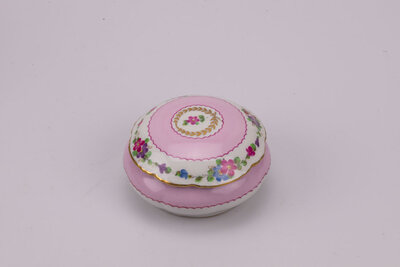 Une ravissante bonbonnière en porcelaine rose, une pièce délicate et charmante pour compléter votre décoration intérieur