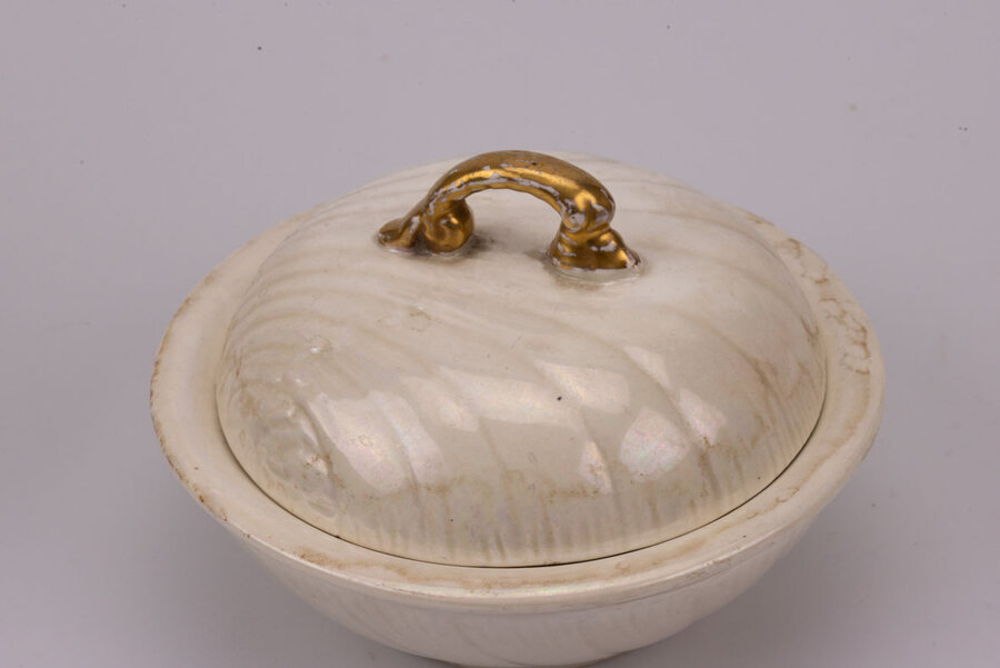 Porte-savon en porcelaine avec son couvercle en forme de coquillage et sa petite hanse dorée