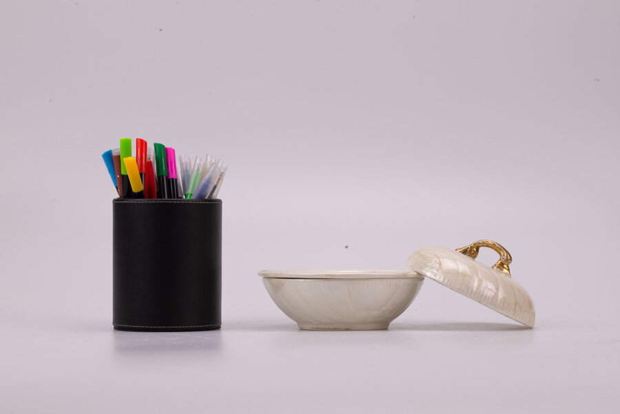 Porte-savon en porcelaine avec son couvercle en forme de coquillage et sa petite hanse dorée