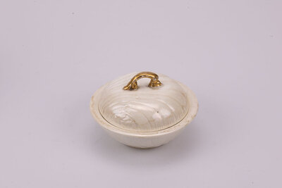 Porte-savon en porcelaine avec son couvercle en forme de coquillage et sa petite hanse dorée