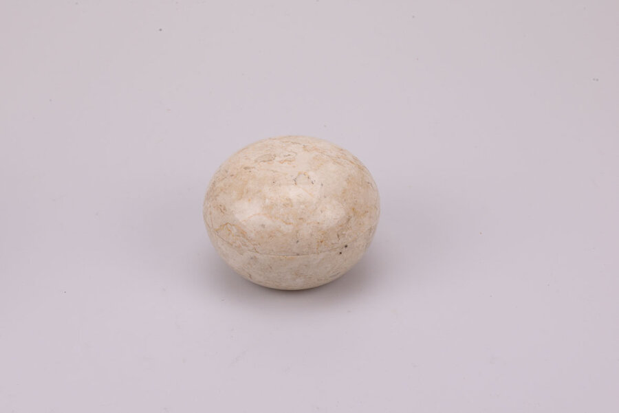 élégante bonbonnière en marbre poli. 