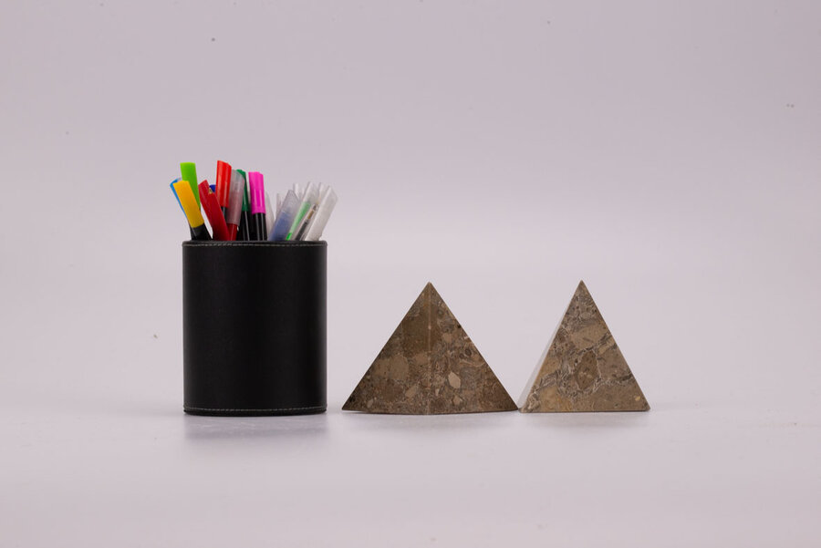  2 pyramides en pierre polie 